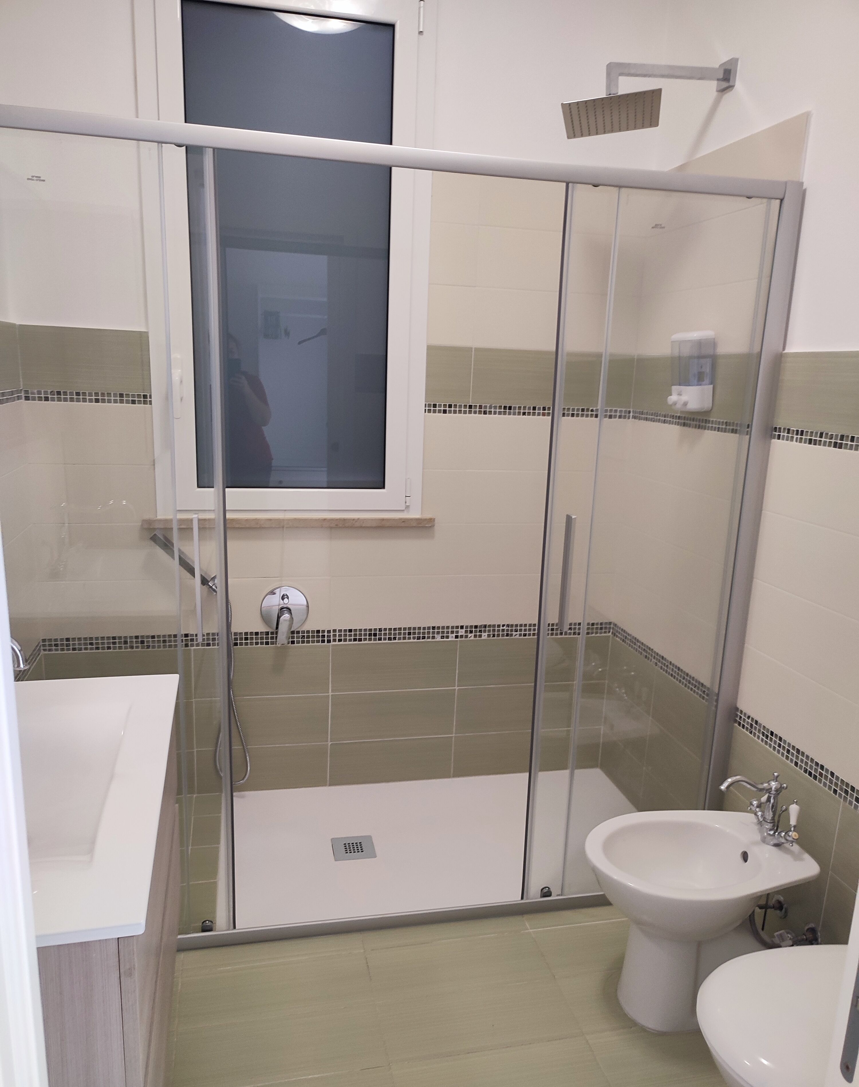 Standard-Doppelzimmer, Terrasse, Blick auf den Innenhof | Badezimmer | Dusche, kostenlose Toilettenartikel, Haartrockner, Handtücher