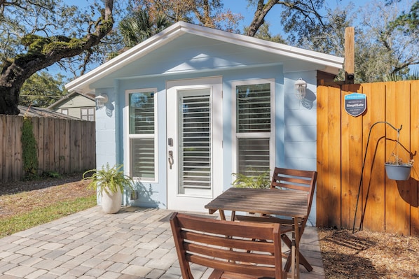 Outdoor dining - Northeast Florida Retreat (Jacksonville)