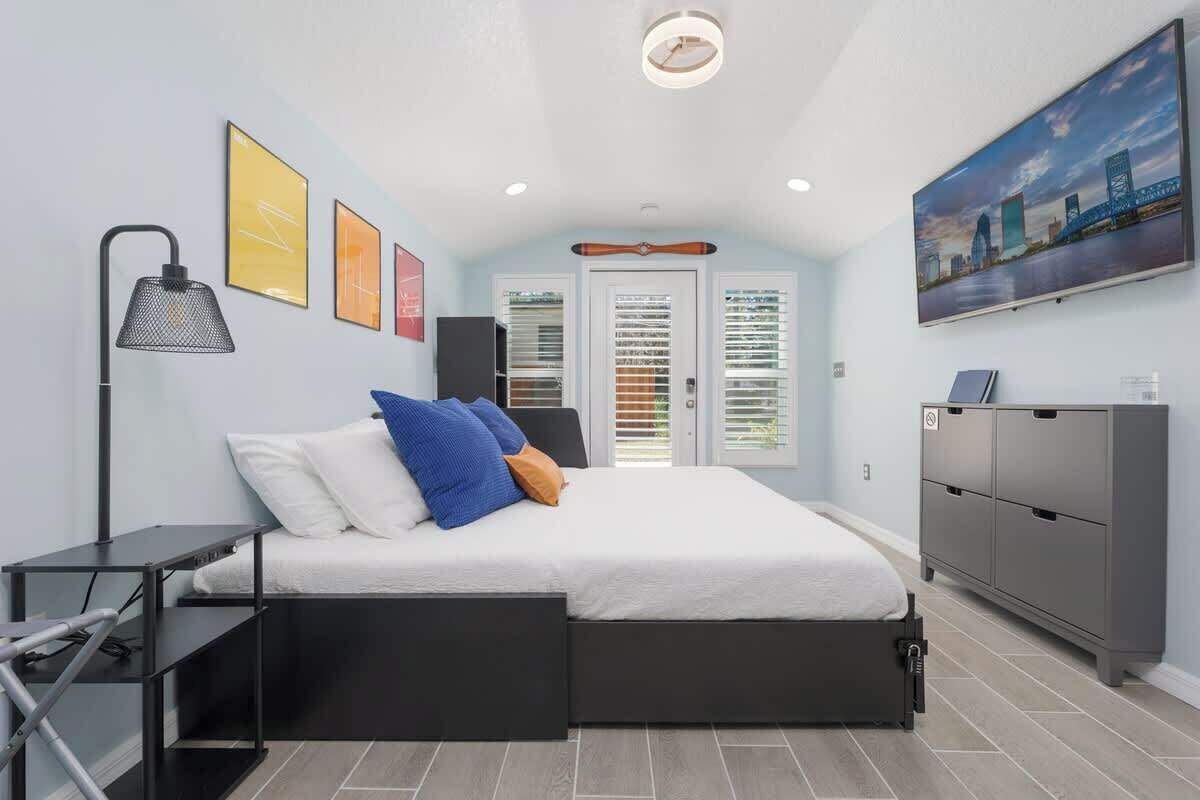 4 bedrooms, iron/ironing board, free WiFi, bed sheets