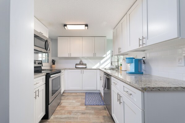 Réfrigérateur, four à micro-ondes, un four, surface de cuisson