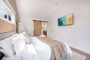 3 bedrooms, desk, iron/ironing board, WiFi