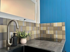 Private kitchen - Balmain Village Retreat | Sleeps 3 | Parking | City 3kms (Balmain)