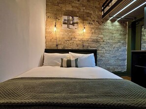 Room - Balmain Village Retreat | Sleeps 4 | AC + Parking | City 3kms (Balmain)