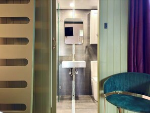 Bathroom - Balmain Village Retreat | Sleeps 4 | AC + Parking | City 3kms (Balmain)