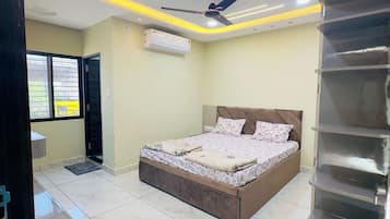 Deluxe Double Room, Air conditioning | Hypo-allergenic bedding, desk, soundproofing, free WiFi
