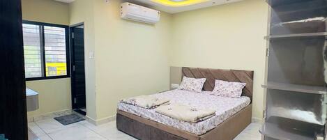 Quarto casal luxo, ar-condicionado | Roupas de cama antialérgicas, escrivaninha, quartos à prova de som