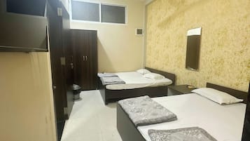 Quarto quádruplo luxo, ar-condicionado | Roupas de cama antialérgicas, escrivaninha, quartos à prova de som