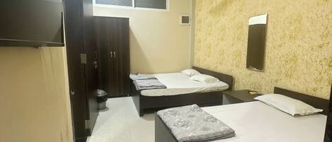 Phòng 4 Deluxe, máy điều hòa | Bộ đồ giường kháng dị ứng, bàn, phòng cách âm