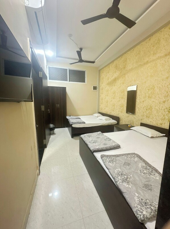 Ropa de cama hipoalergénica, escritorio y sistema de insonorización 