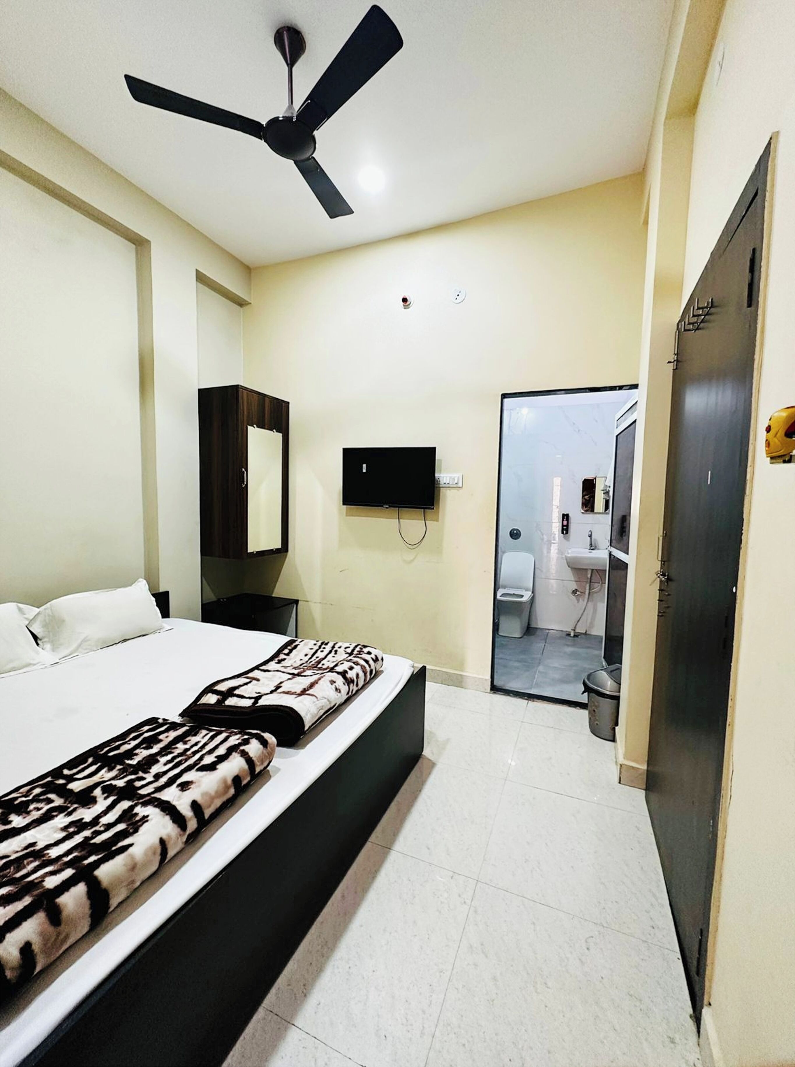 Bộ đồ giường kháng dị ứng, bàn, phòng cách âm 