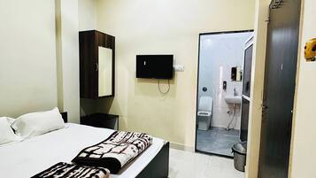 Hypo-allergenic bedding, desk, soundproofing, free WiFi