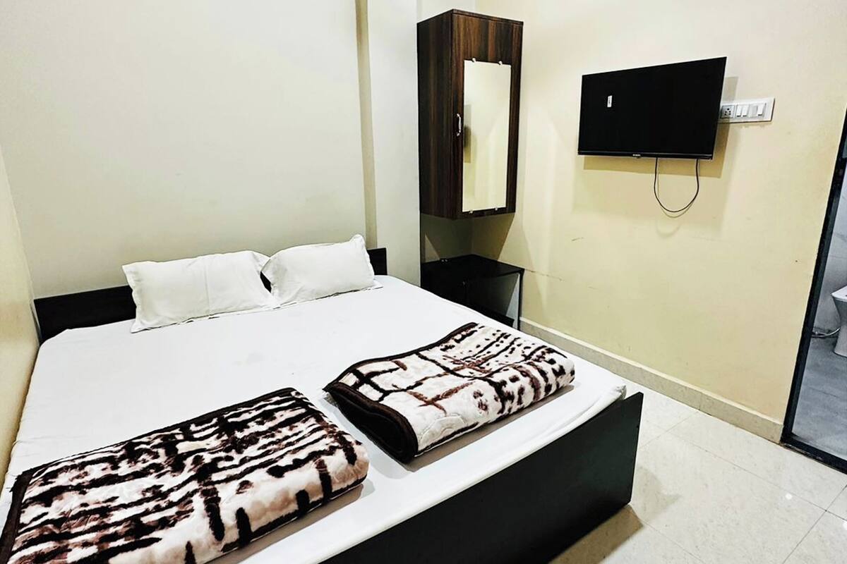 Deluxe Double Room, Air conditioning | Hypo-allergenic bedding, desk, soundproofing, free WiFi