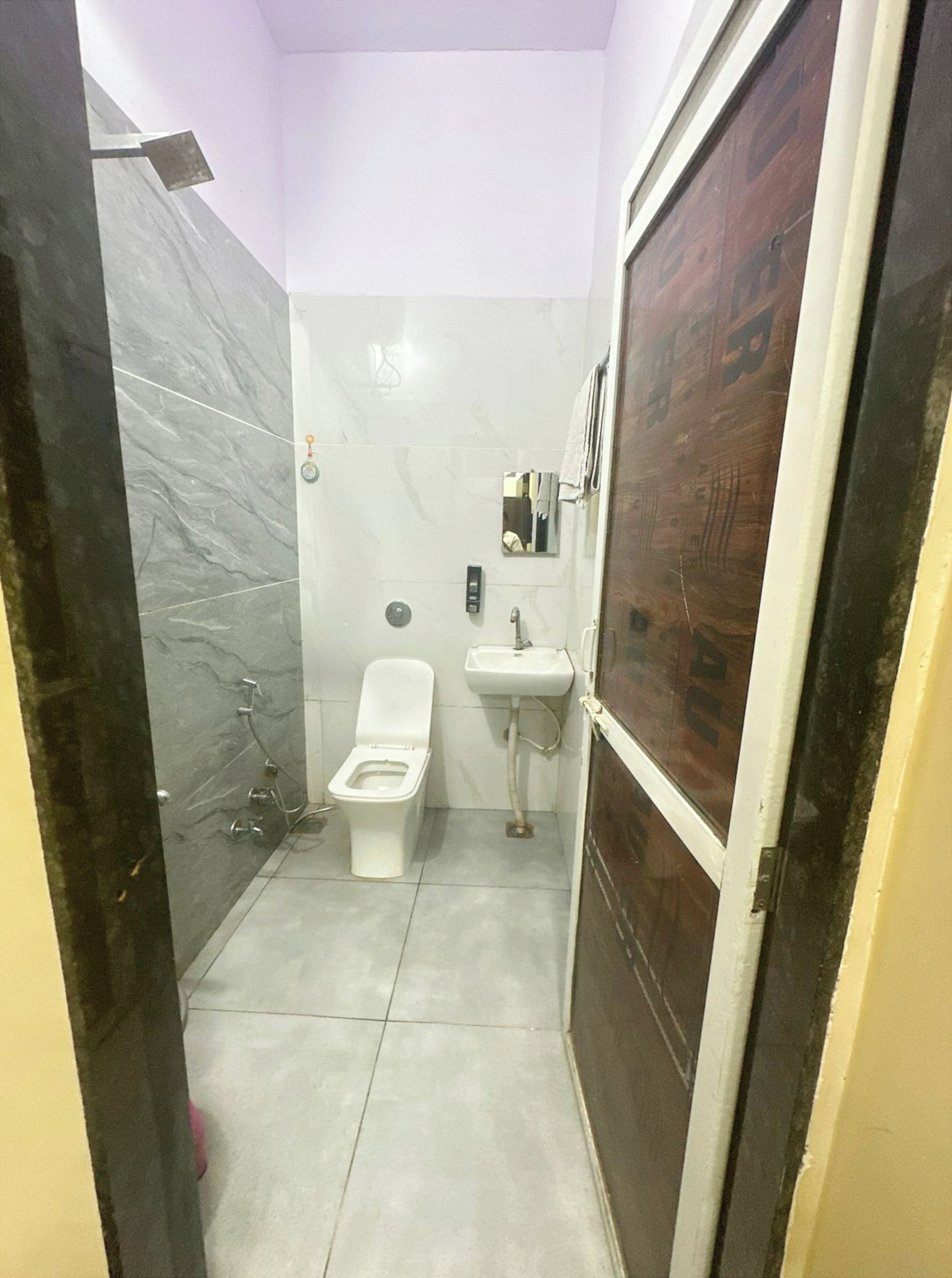 淋浴設備、淋浴花灑、拖鞋、毛巾