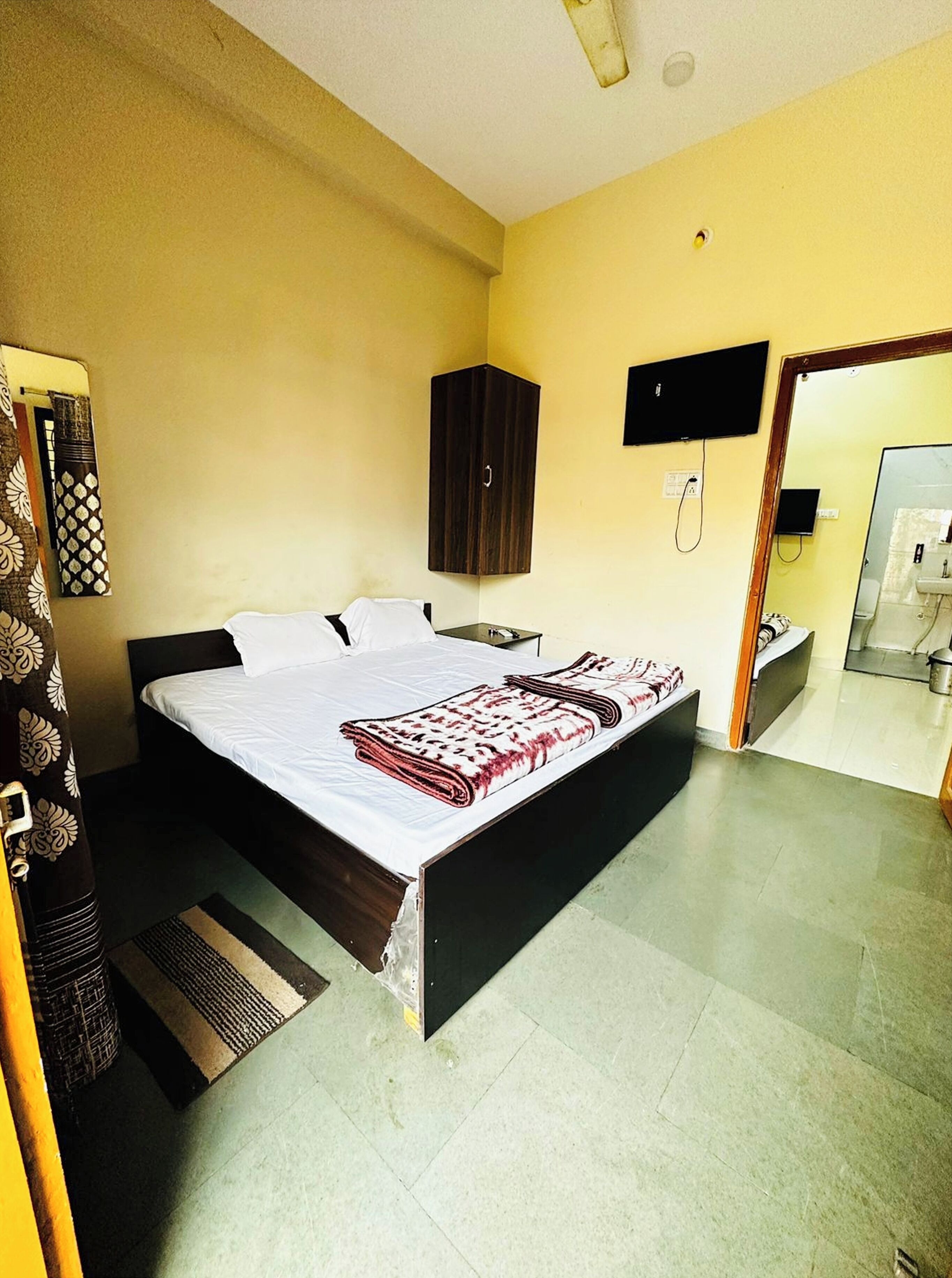 Deluxe Double Room, Air conditioning | Hypo-allergenic bedding available, desk, soundproofing, WiFi (free)