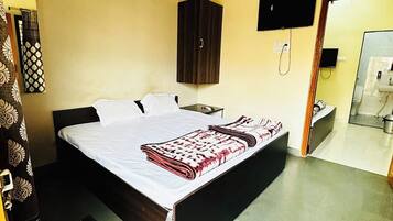 Deluxe Double Room, Air conditioning | Hypo-allergenic bedding, desk, soundproofing, free WiFi
