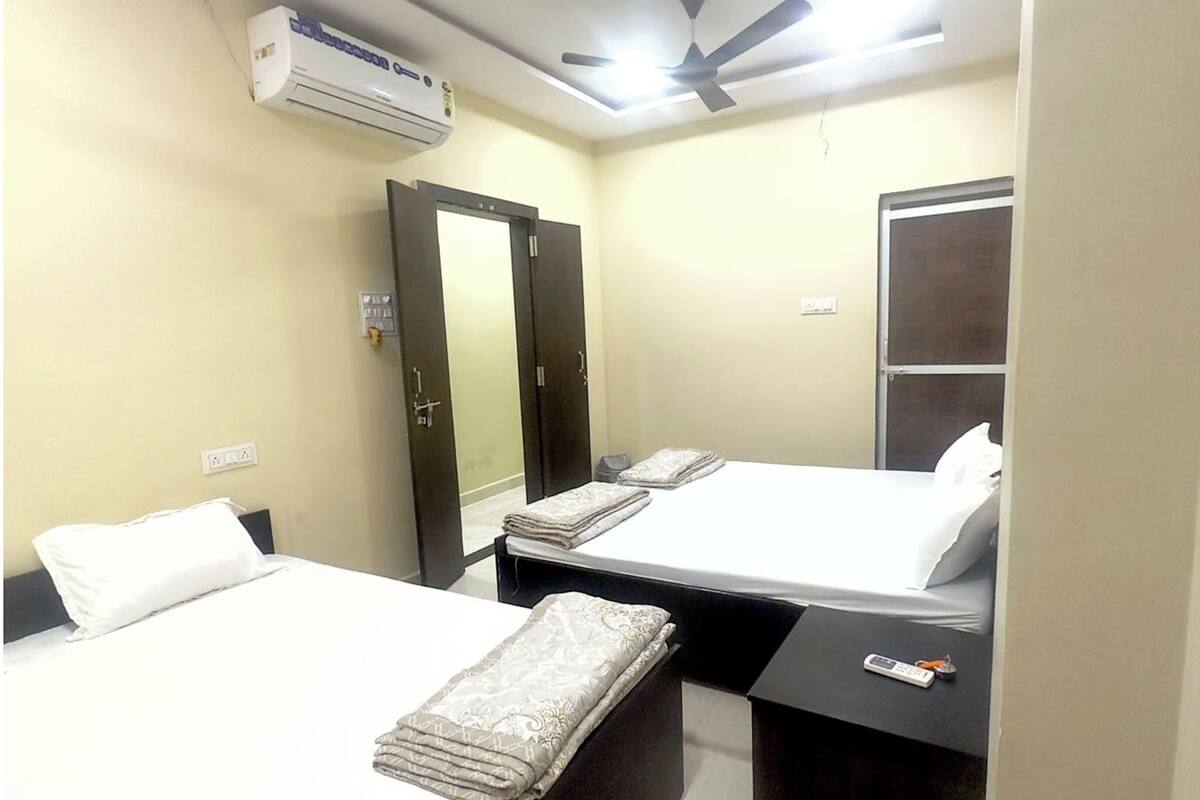 Deluxe Quadruple Room, Air conditioning | Hypo-allergenic bedding, desk, soundproofing, free WiFi