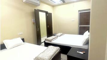 Quarto quádruplo luxo, ar-condicionado | Roupas de cama antialérgicas, escrivaninha, quartos à prova de som