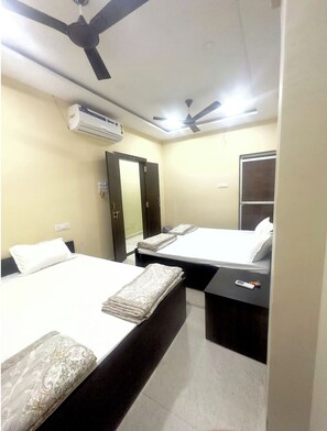 Ropa de cama hipoalergénica, escritorio y sistema de insonorización 