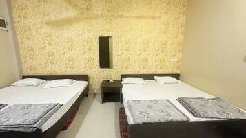 Deluxe Quadruple Room, Air conditioning | Hypo-allergenic bedding, desk, soundproofing, free WiFi