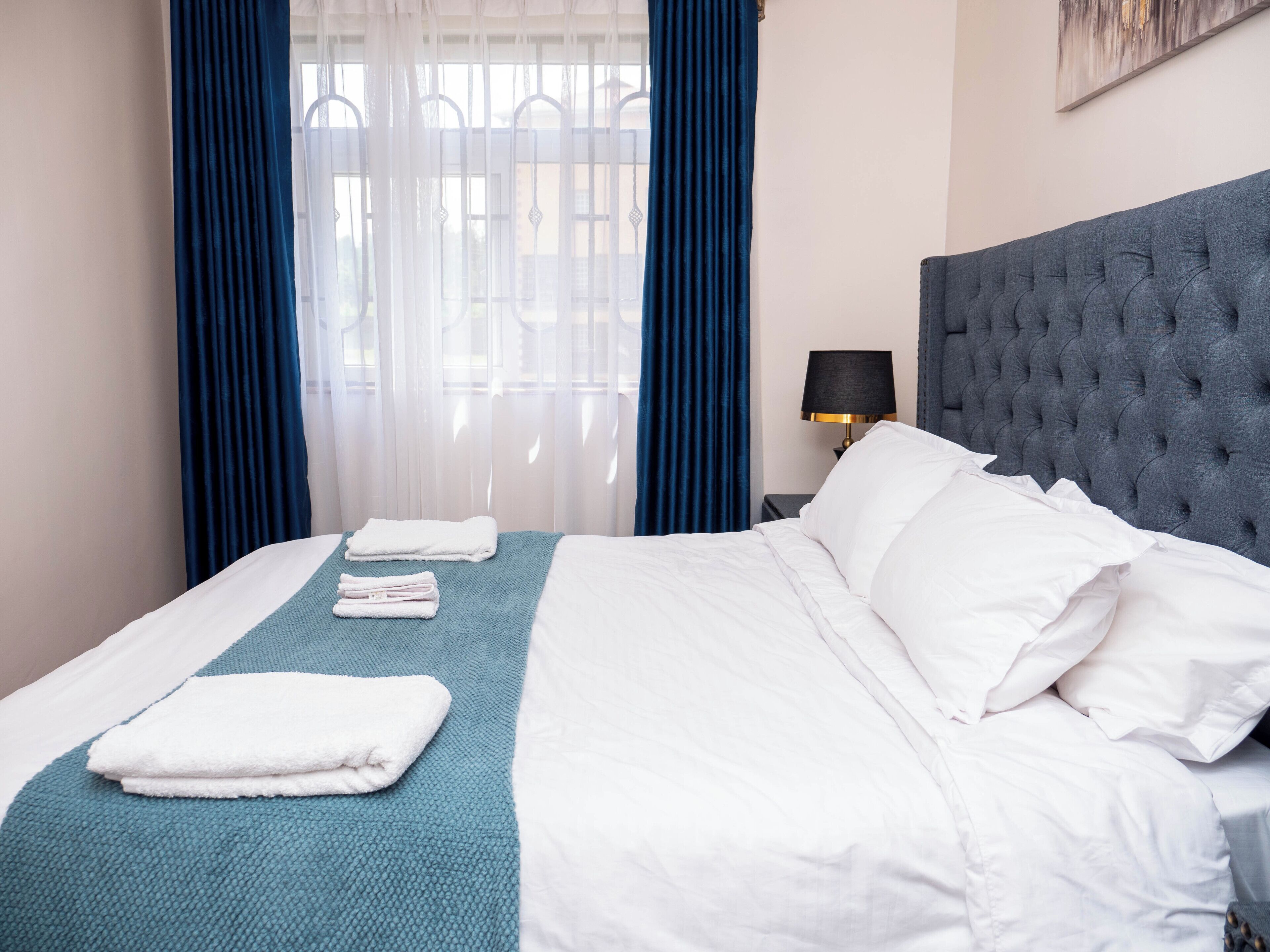 Tabla de planchar con plancha, wifi, ropa de cama