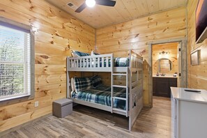 3 bedrooms, free WiFi, bed sheets - New Build 3BR Escape: Indoor Pool, Hot Tub & Games for Everyone (Sevierville)