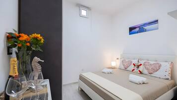 1 bedroom, bed sheets