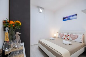 1 bedroom, bed sheets