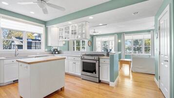 Kjøleskap, mikrobølgeovn, ovn og kokeplater