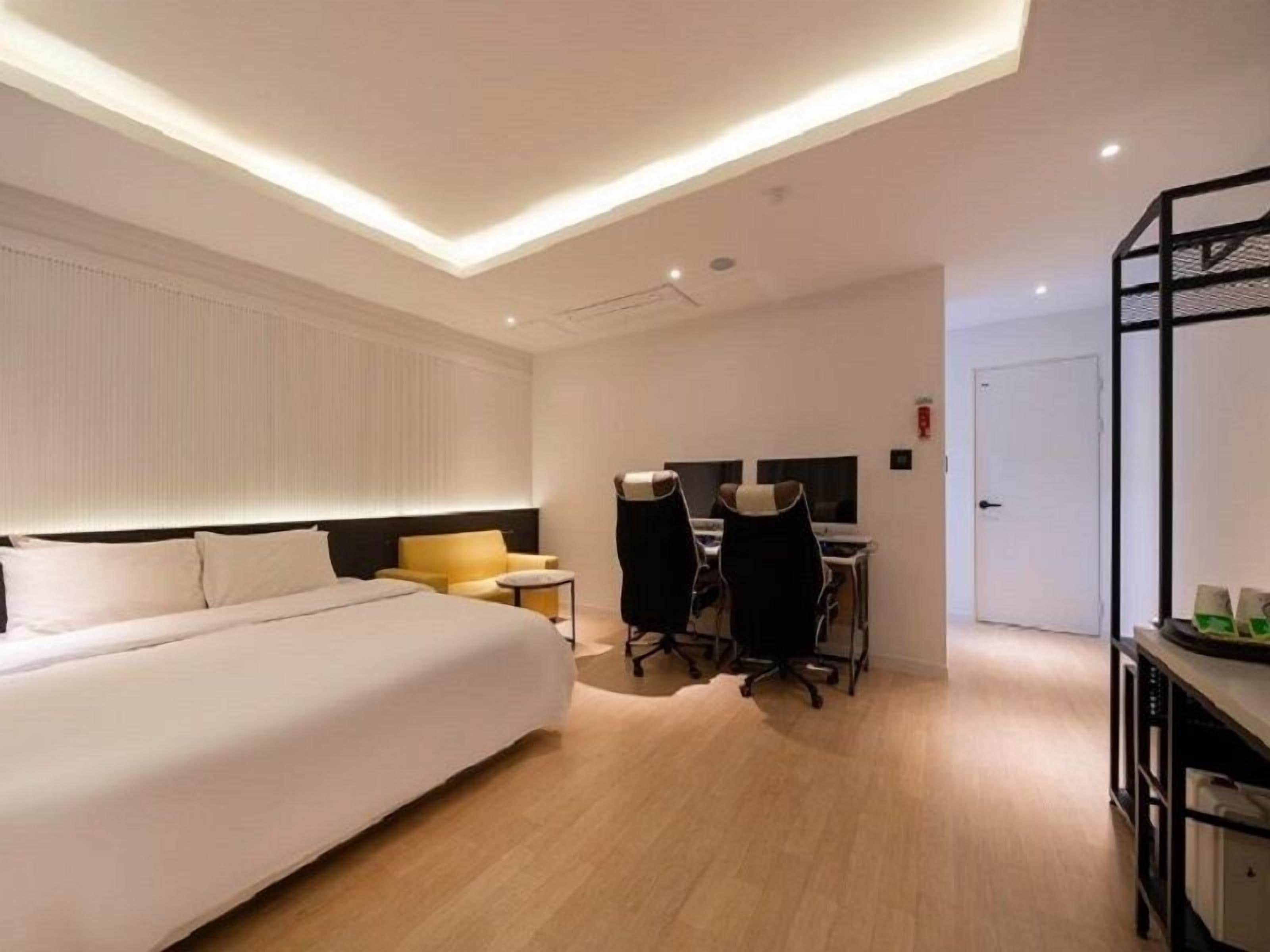 Suite | Desk, laptop workspace, free WiFi