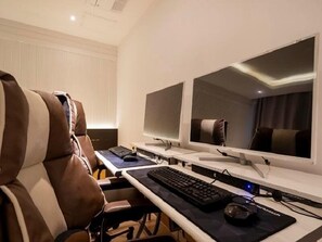 Suite | Meja kerja, ruang kerja ramah laptop, dan Wi-Fi gratis