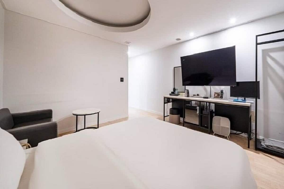 Desk, laptop workspace, free WiFi