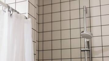 Een douche, een haardroger, handdoeken, zeep