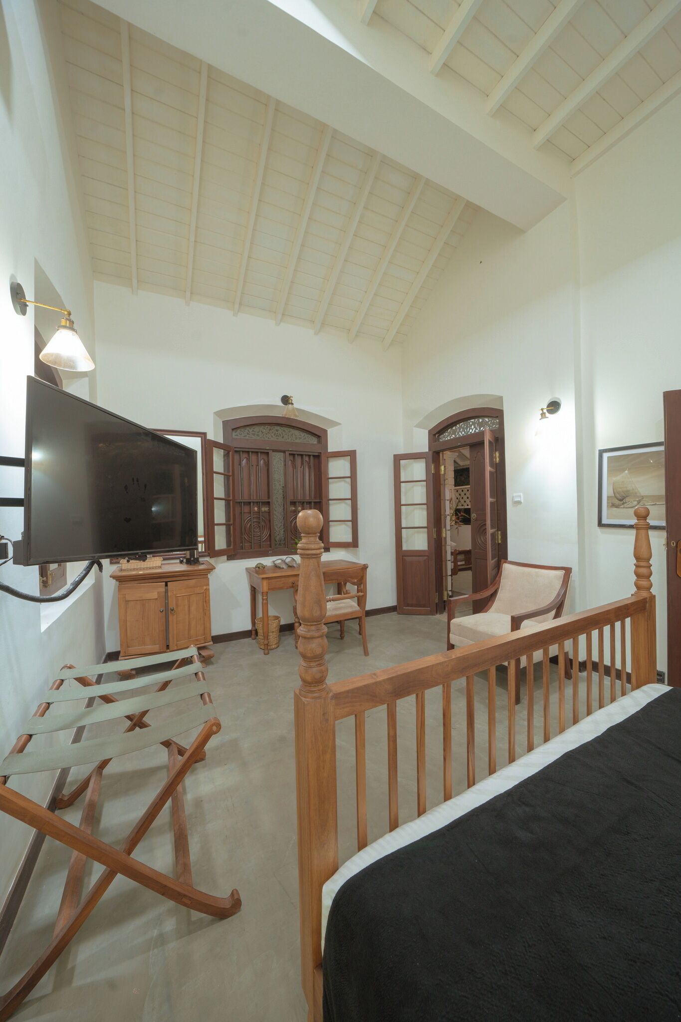 Desk, laptop workspace, free WiFi