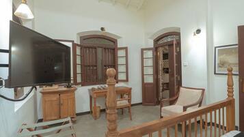 Een bureau, een laptopwerkplek, gratis wifi