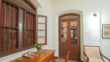 Kahden hengen deluxe-huone, näköala puutarhaan | Työpöytä, kannettavalle tietokoneelle sopiva työtila, ilmainen Wi-Fi