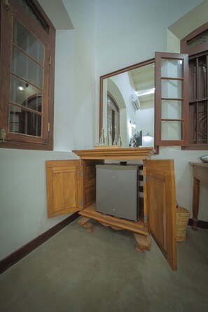 مكتب ومساحة عمل للكمبيوتر المحمول وواي فاي مجانًا