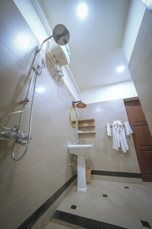 ฝักบัว, ของใช้ในห้องน้ำฟรี, ไดร์เป่าผม, รองเท้าสวมภายในห้อง