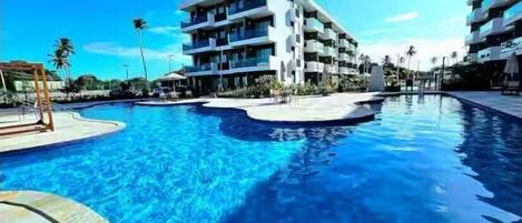 3 piscines extérieures