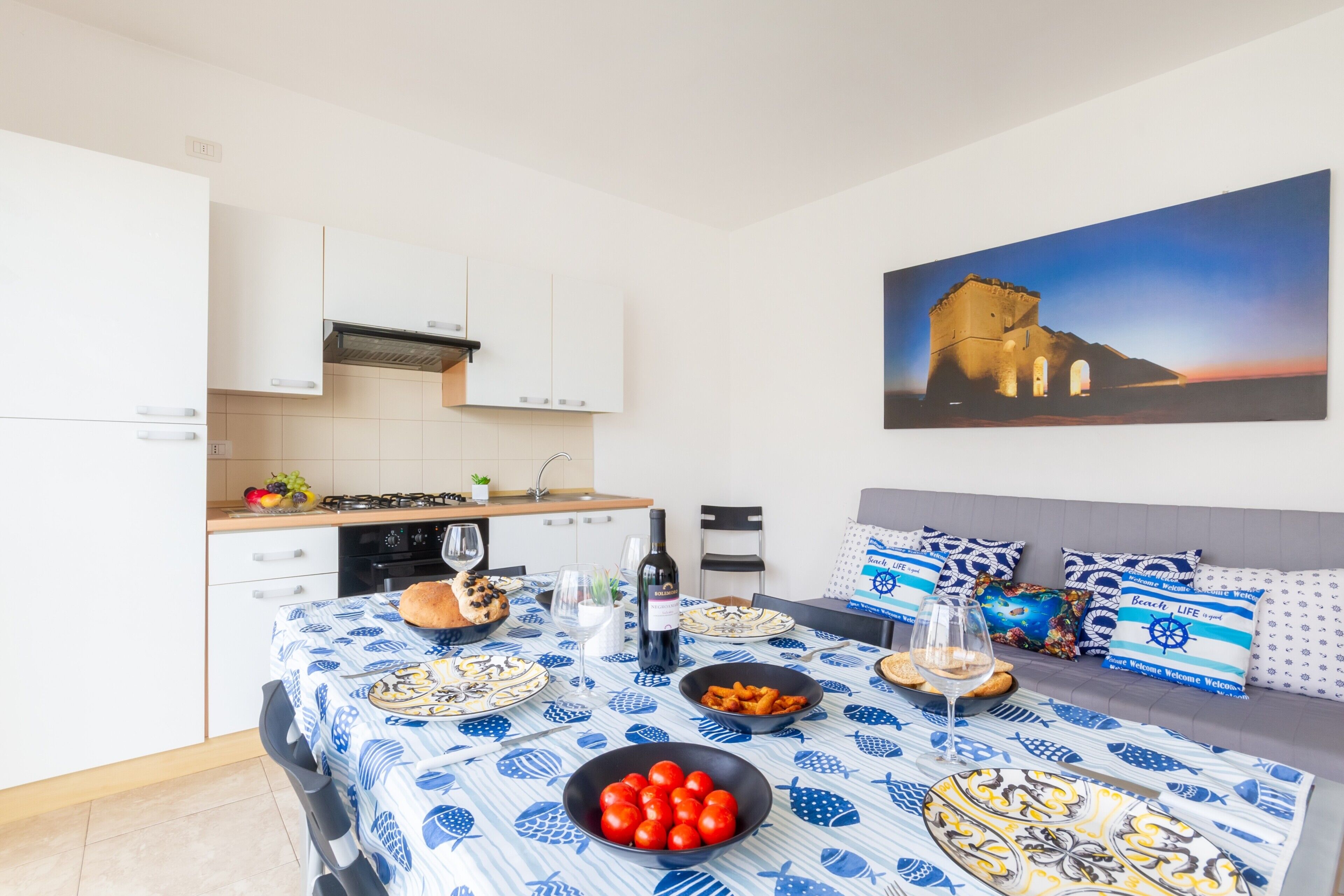 Frigorífico, placa de cocina y utensilios de cocina