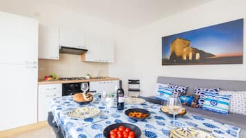 Frigorífico, placa de cocina y utensilios de cocina