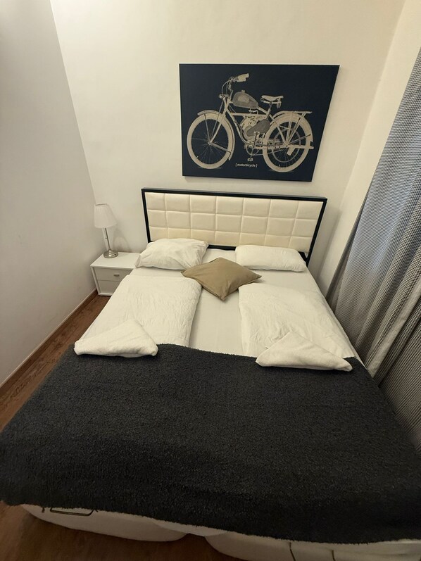 Departamento básico | Tabla de planchar con plancha y wifi gratis 