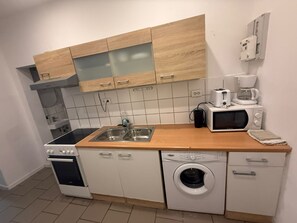Basic Apartment | Private kitchen | Fridge, microwave, oven, stovetop - Modern 2BR Flat 10 Min to Westbahnhof (Vienna)