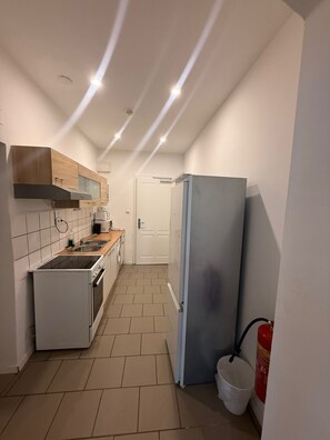 Basic Apartment | Private kitchen | Fridge, microwave, oven, stovetop - Modern 2BR Flat 10 Min to Westbahnhof (Vienna)