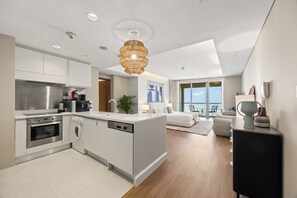 Private kitchen - Snug Studio in Dubai Mall Steps From Burj Khalifa (Dubai)