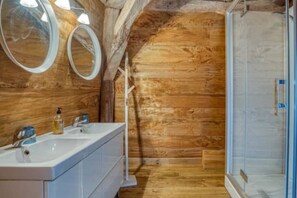 Ducha, artículos de higiene personal ecológicos, secador de pelo y jabón
