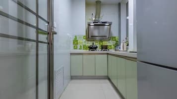 Fridge, cookware/dishes/utensils