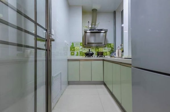 Fridge, cookware/dishes/utensils