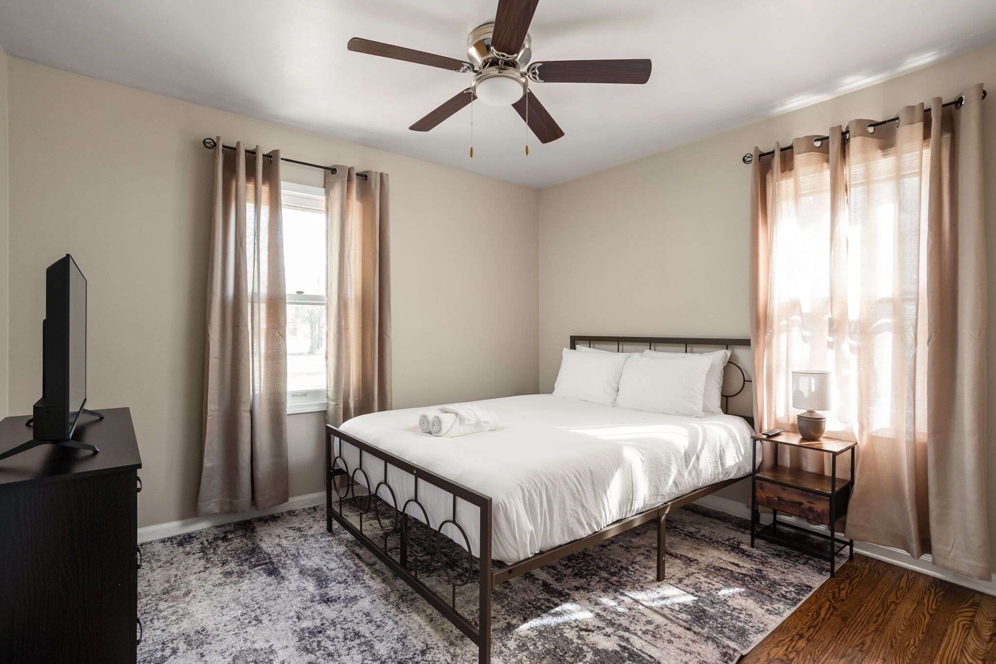 3 عدّة غرف نوم ومكتب وواي فاي وملاءات أسرّة