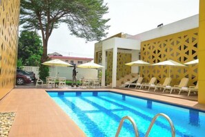 Outdoor pool - The Cabin Hotel (Accra)