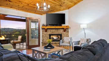 Televisión, chimenea, libros y estéreo